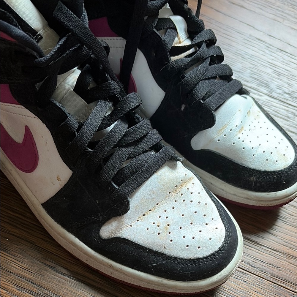 Jordan 1 Mid Women's Sneakers - Magenta/Black/White - Picture 4 of 8